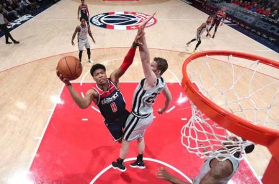 比尔砍下30分5篮板8助攻,比尔指挥全队逆风翻盘