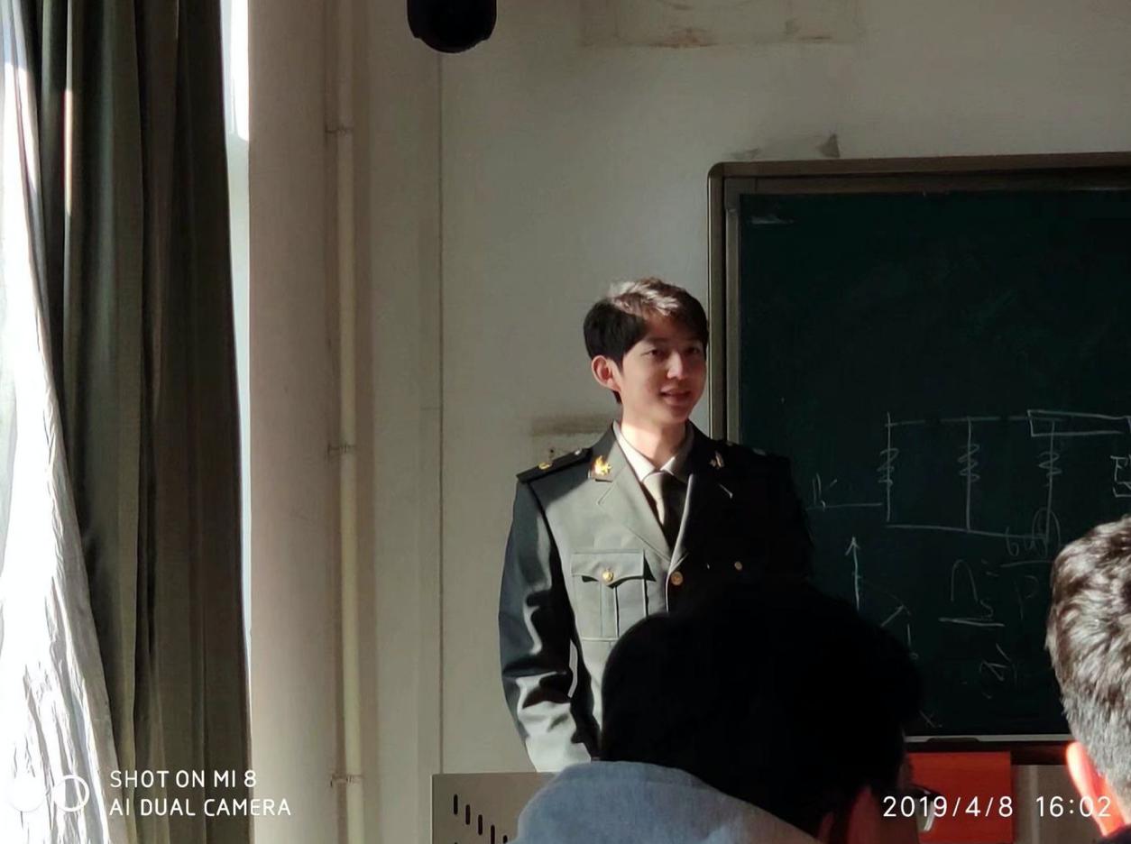 学识加成美得自然真实！温大老师像吴彦祖张震，思政老师撞脸Lisa