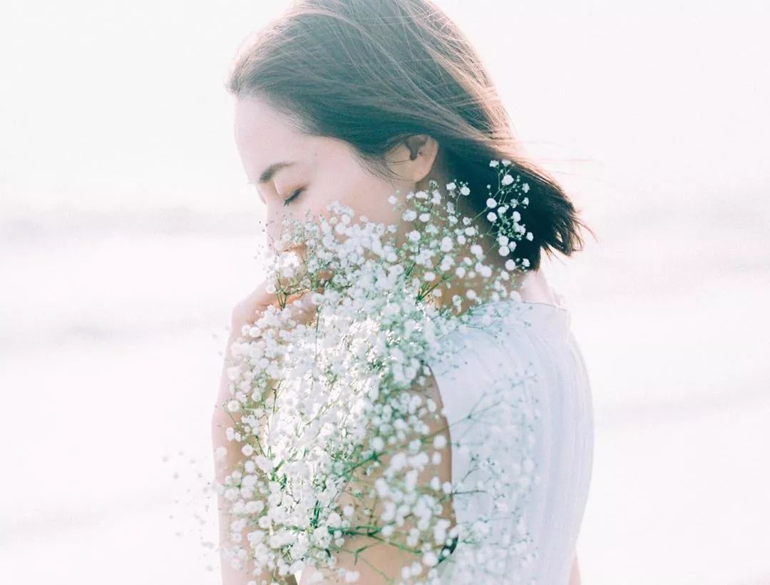 拍照尴尬怎么化解,拍照不自然不上镜的解决办法