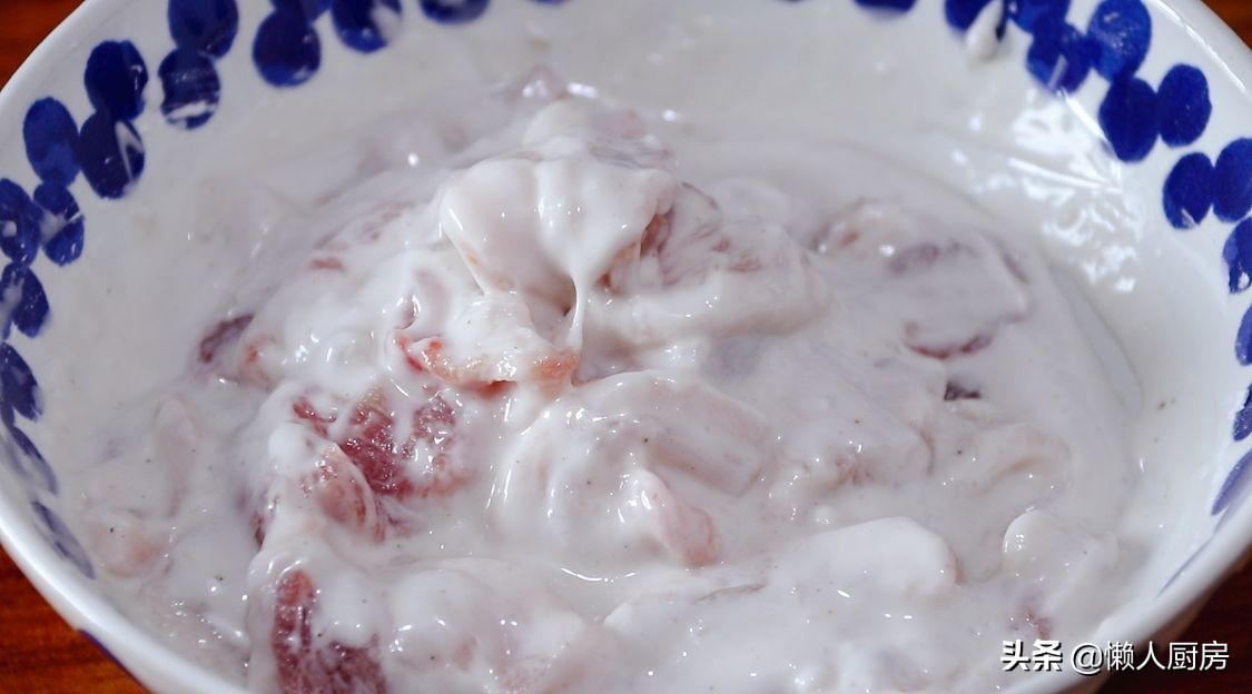 脆皮五花肉蘸料做法,五花肉裹淀粉油炸