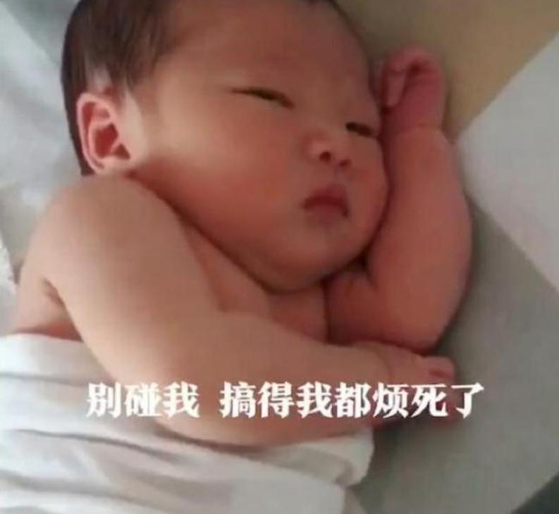 宝宝喜欢发呆是太笨？新生儿这4种表情是聪明的表现，包括发呆