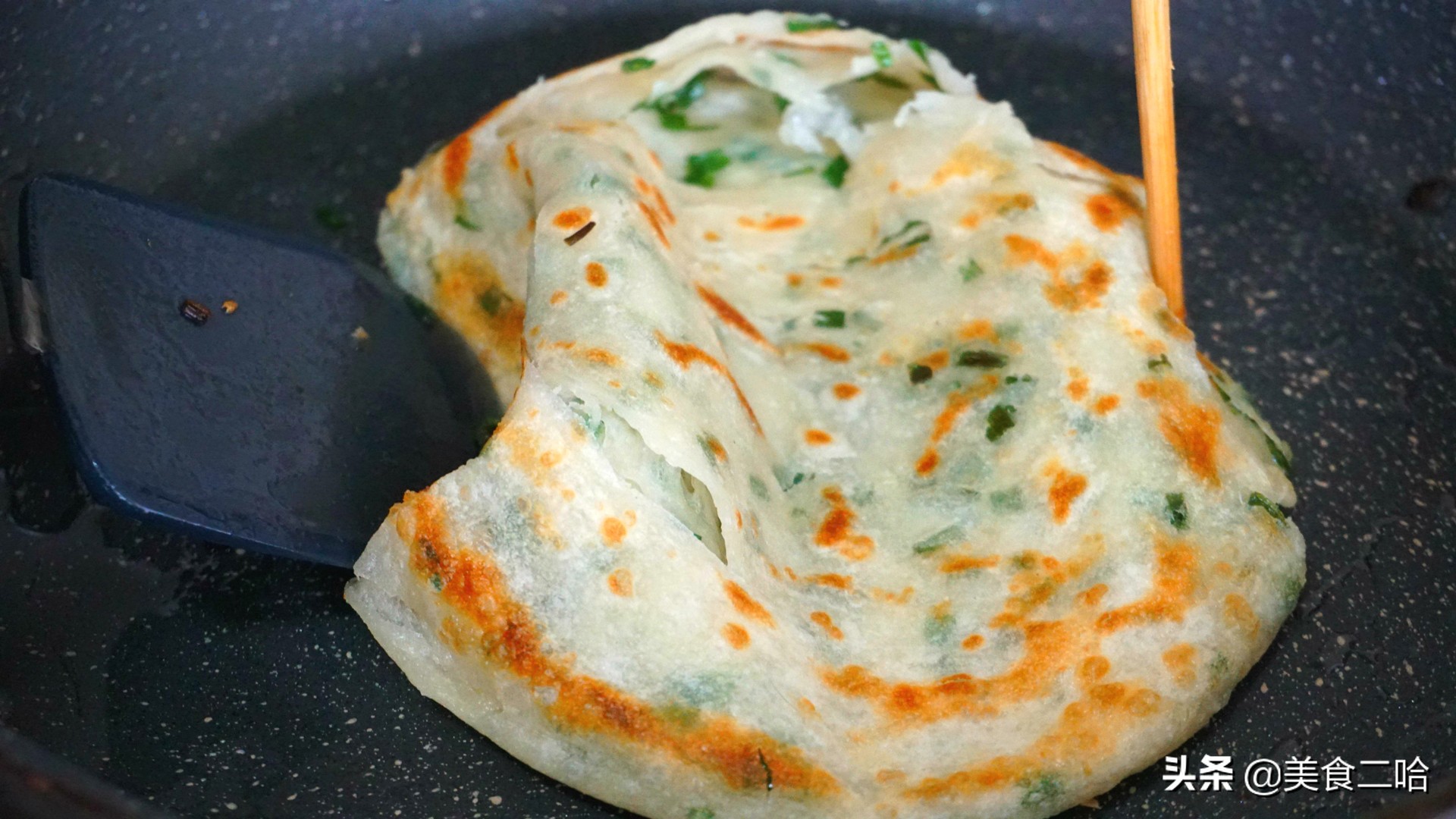 烙饼怎样让饼软一些,面点师教你面糊烙饼的做法