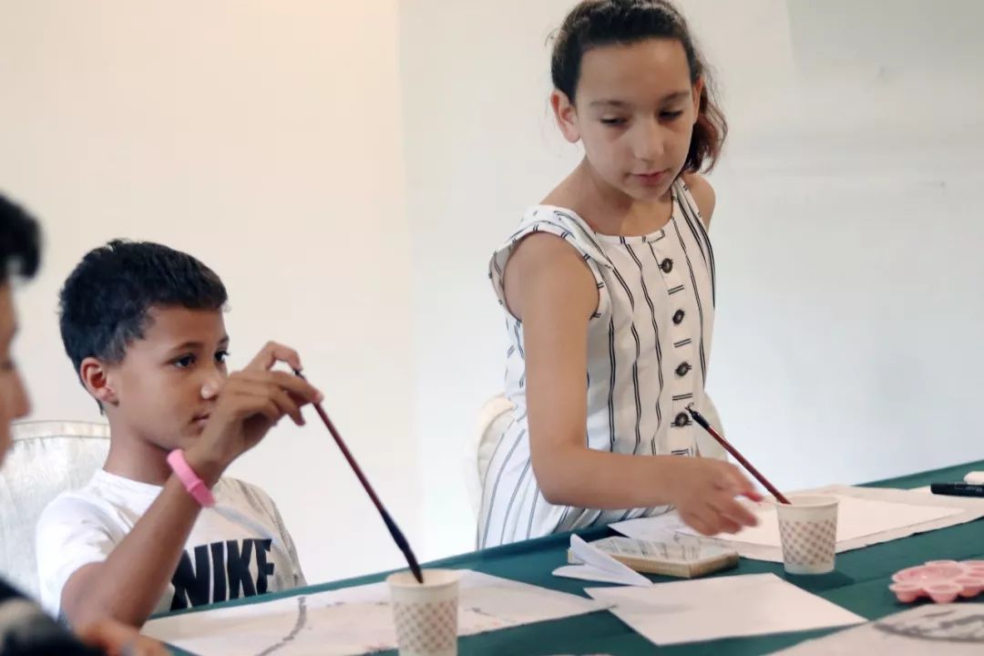 番薯汉桥夏令营进行时|书法剪纸绘画设计篮球和吃西瓜比赛