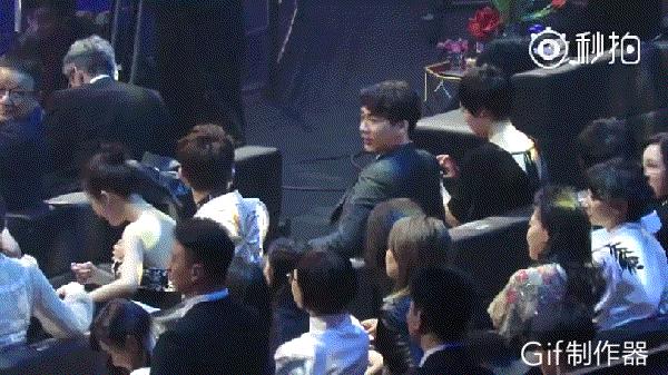 baby摔倒杨幂大笑视频,ab和杨幂红毯