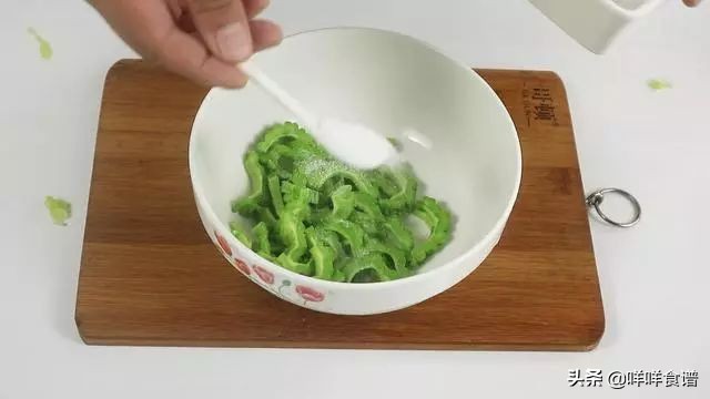 苦瓜太苦吃不下去？只需这样切掉苦味源，苦味清除的一干二净