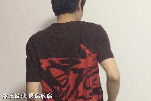 羽毛球正反手跨步跳球的挥拍动作,羽毛球挥拍技巧以及注意事项