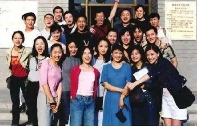 吴谨言和angelababy撞衫又撞脸,吴谨言的颜值巅峰