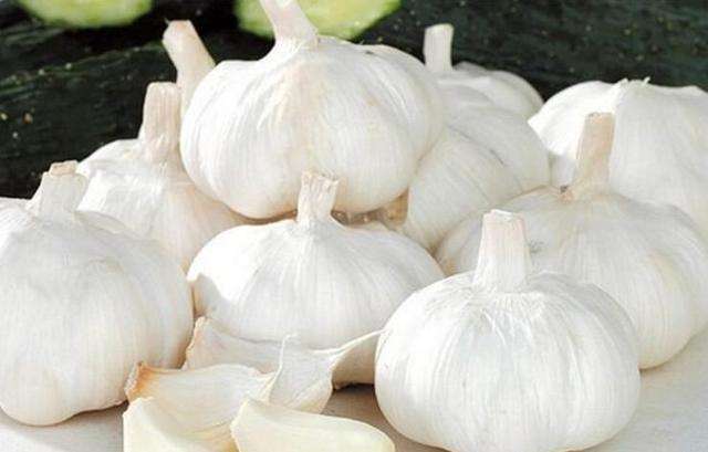 整棵大蒜怎么剥皮快小窍门,大蒜怎么好剥皮小窍门