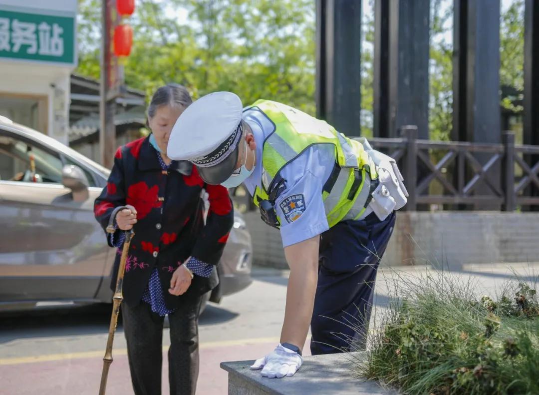 孕妇路边晕倒交警暖心救助,警民合力抬孕妇下楼送医