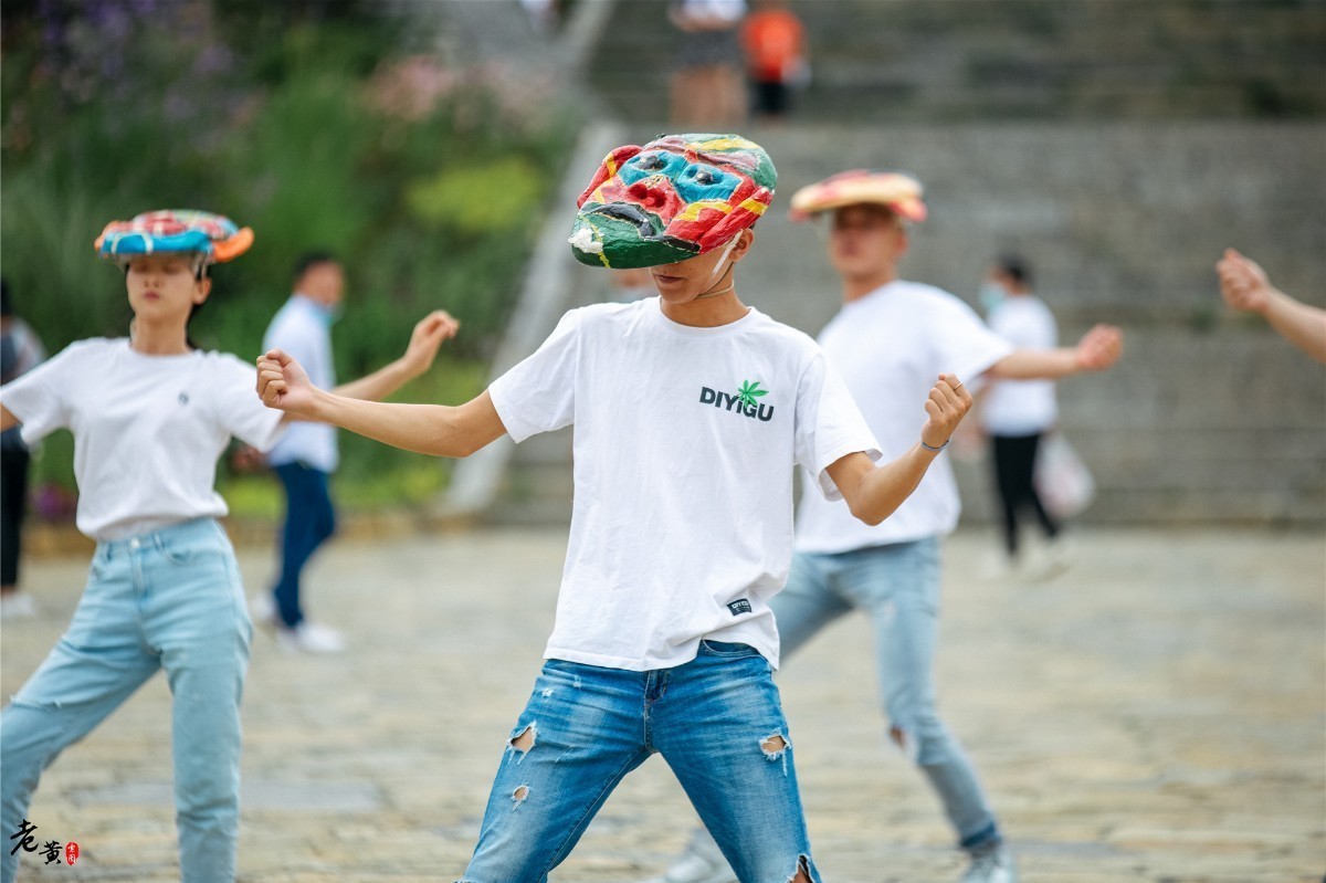 距离重庆主城5小时的边缘小城，鲜花怒放，更有奇妙文化待你赏析