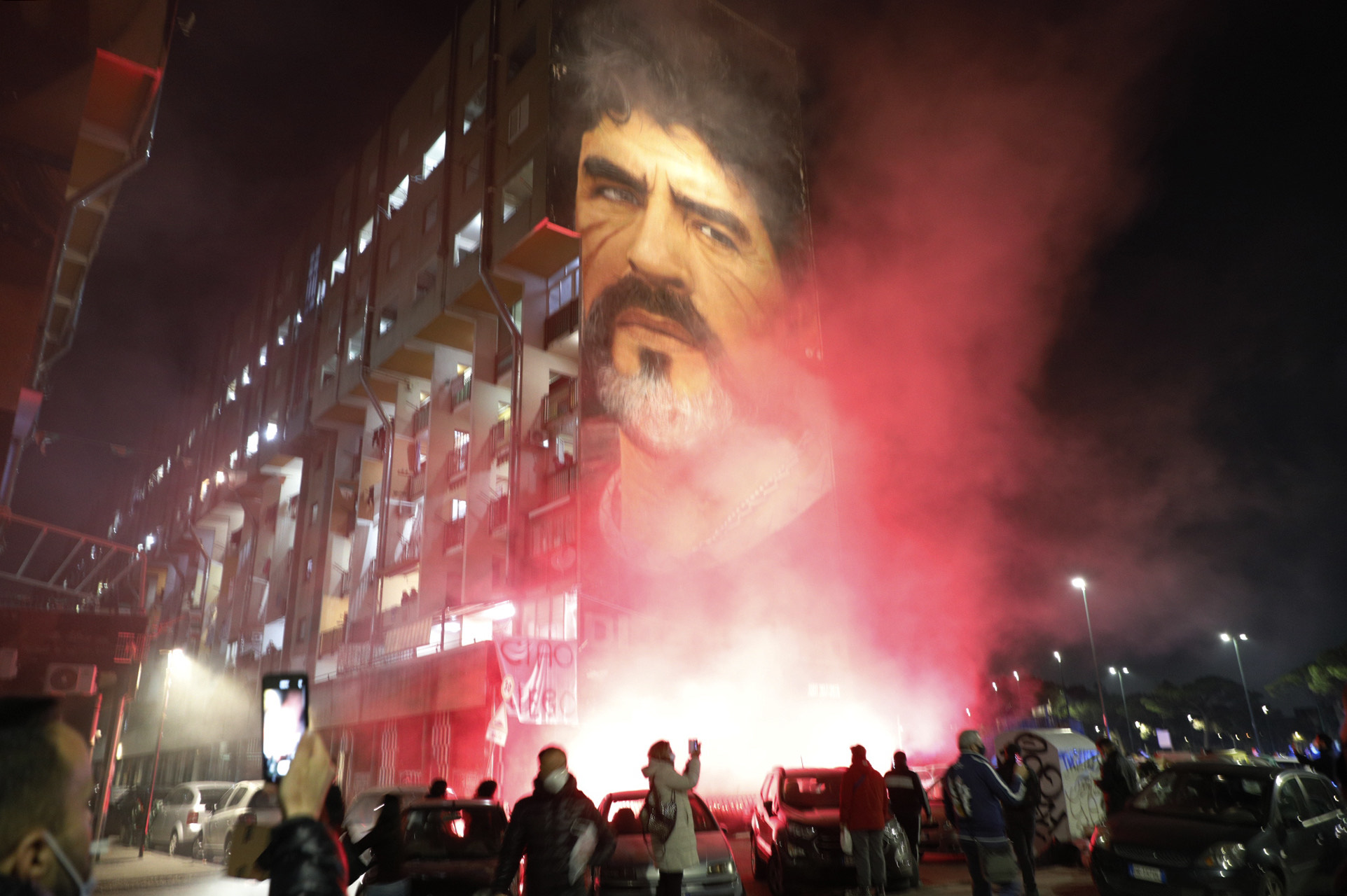 泪目向天下母亲致敬,怀念马拉多纳绿茵场上再无英雄