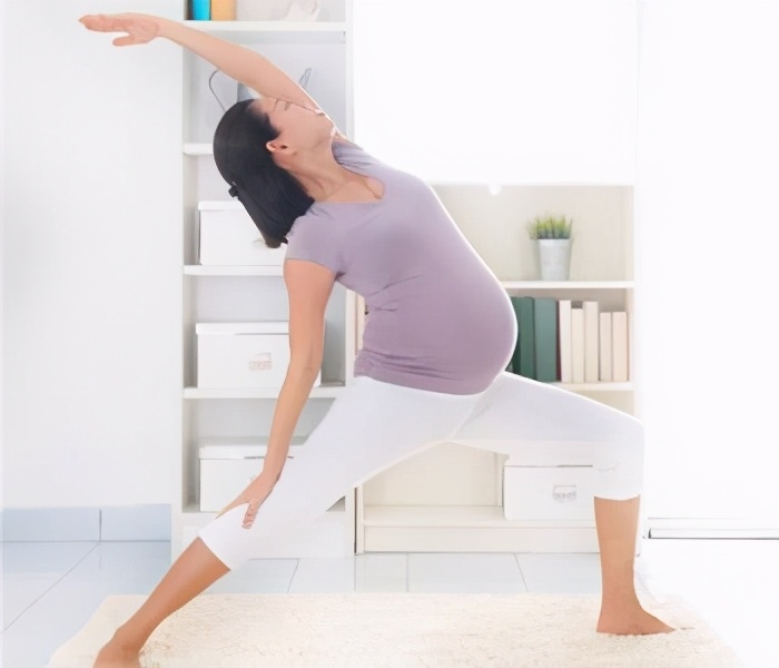 卡戴珊的孕期塑身衣引网友热议：孕妇为啥还要穿这个？不伤胎吗？