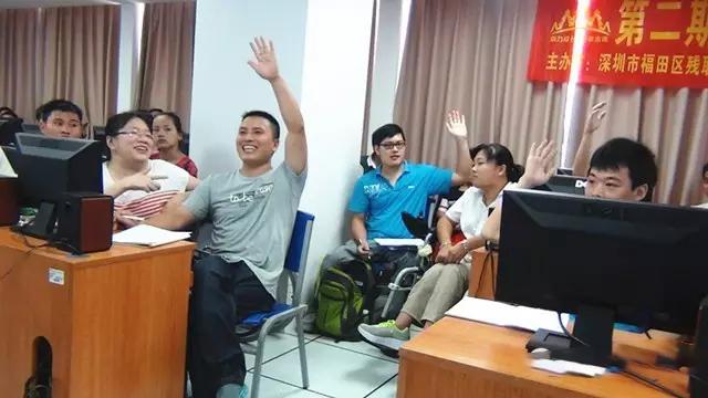 「真实故事」我们是残疾人,在深圳大芬村画画,有一天要做中国梵高