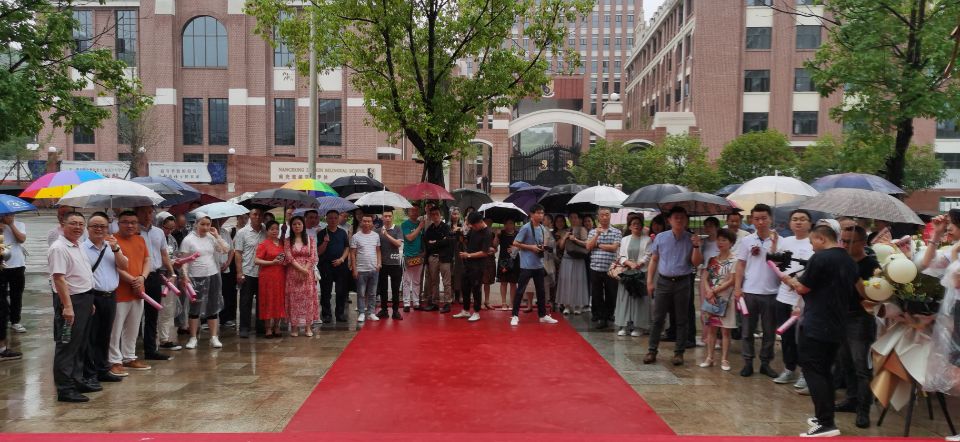 打着雨伞排着队!南充嘉陵昨天开业的这家医院竟然这样受欢迎……