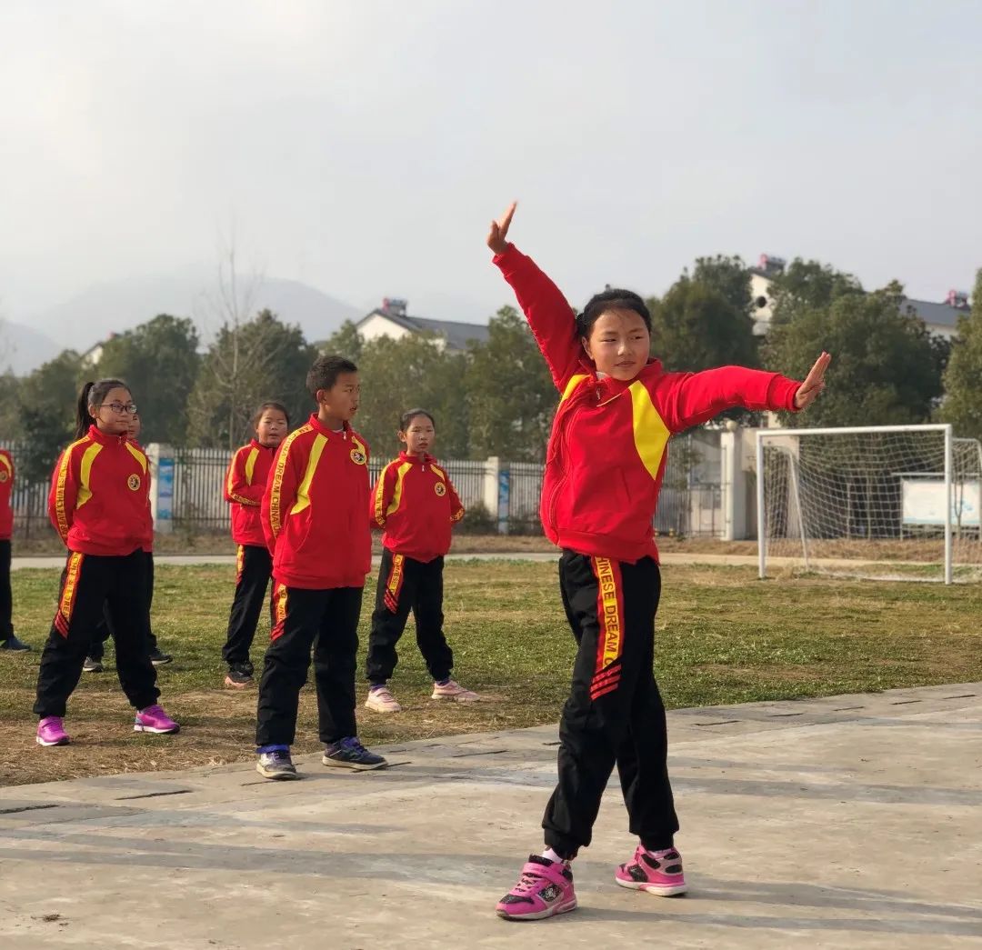 湖北这所乡村小学全年体育装备已安排！奥运冠军接力转发撑起爱~