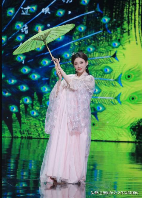 马凡舒颜值惊艳龙洋,马凡舒素颜照与春晚对比