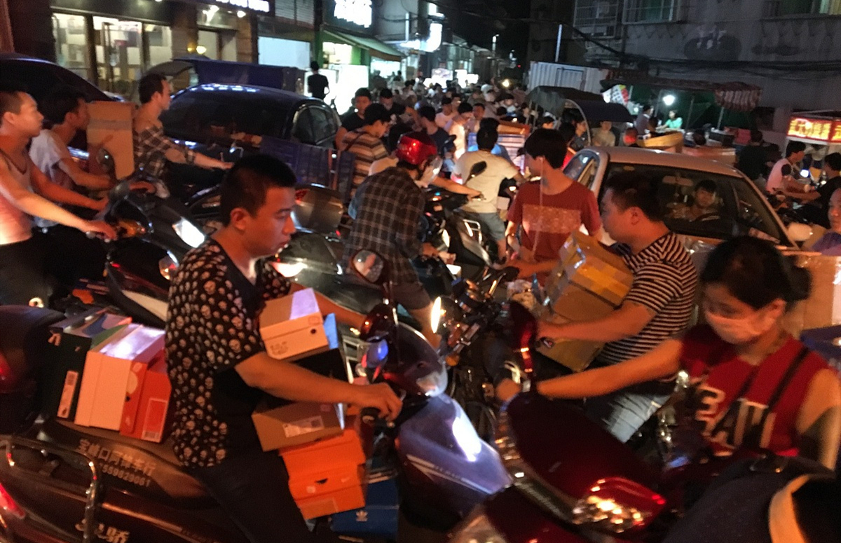 国际潮鞋跌倒,时尚博主以穿假鞋为荣,畸形风气危害有多大?