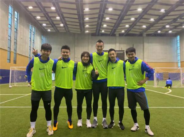 踢足球之前热身,踢足球前先要热身哪里