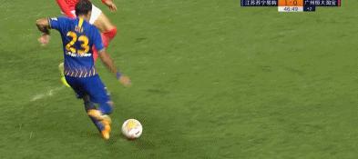 恒大卡纳瓦罗暴怒视频,广州恒大火爆内讧两年轻球员互殴