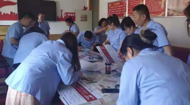 不惧考验高温天致敬列车搓澡人,不畏高温酷暑奋战一线