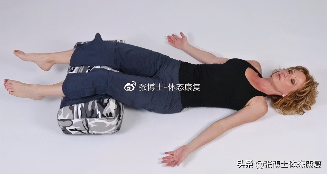 背痛什么睡姿可以缓解,体态纠正头枕