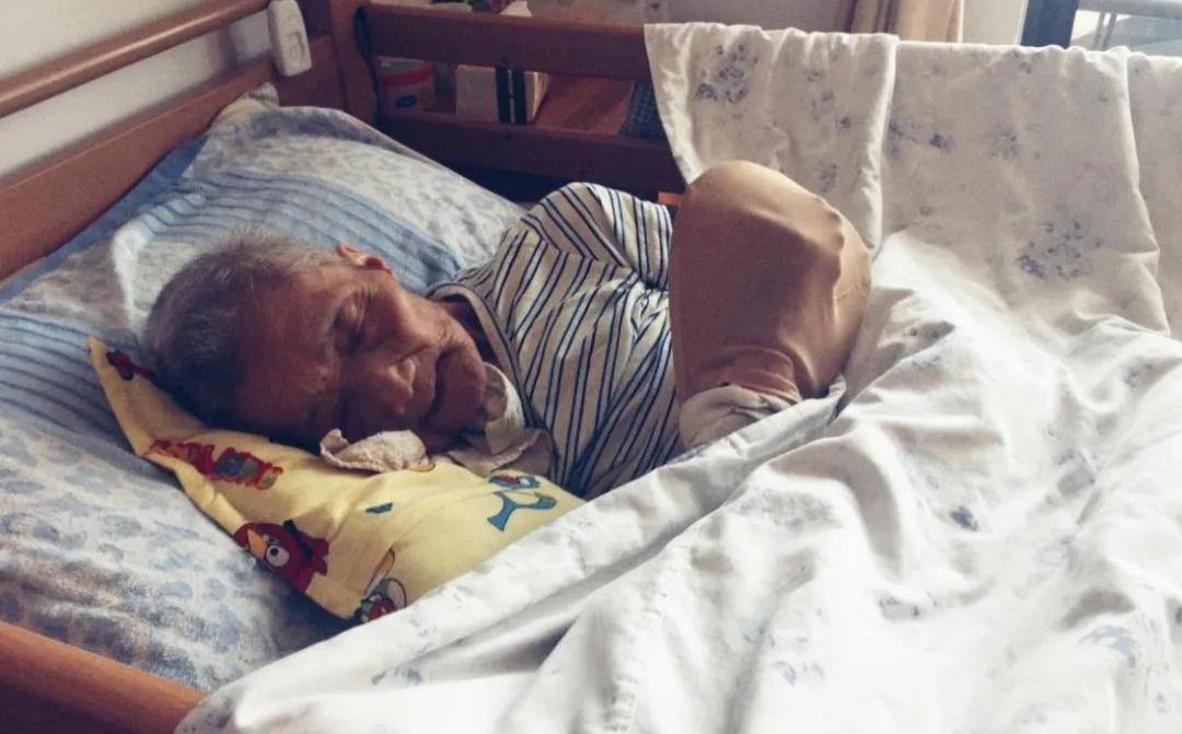 为了照顾他，只能绑住他｜养老院最残酷也最真实的一面