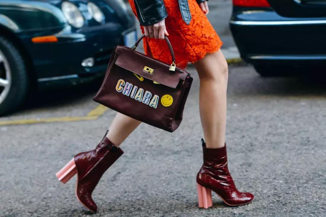 不爱买衣服的女人心理有问题吗,女人爱买衣服是不是一种病