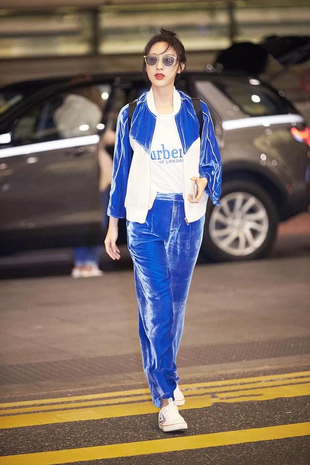 穿宝蓝色显老气？先别怪颜色丑！get潮人搭配思路助你时髦还高级