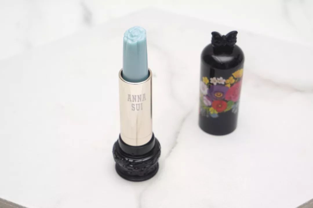 不做俗人的新一天，让安娜苏魔漾晶灵唇膏带你造型百变