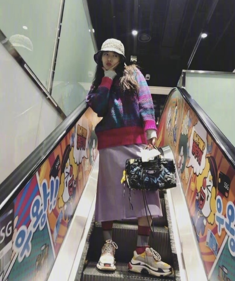 巴黎世家松糕毛棉服外套泫雅同款,韩国小野马金泫雅银色裙