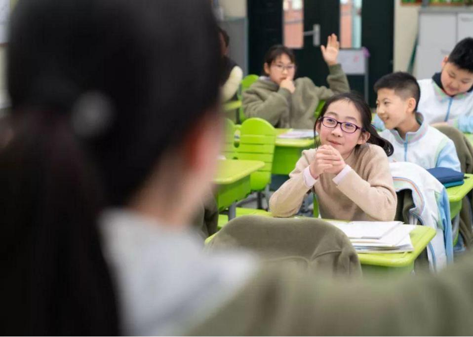 初中生总是熬夜写作业,小学生作业熬夜写好还是早起好