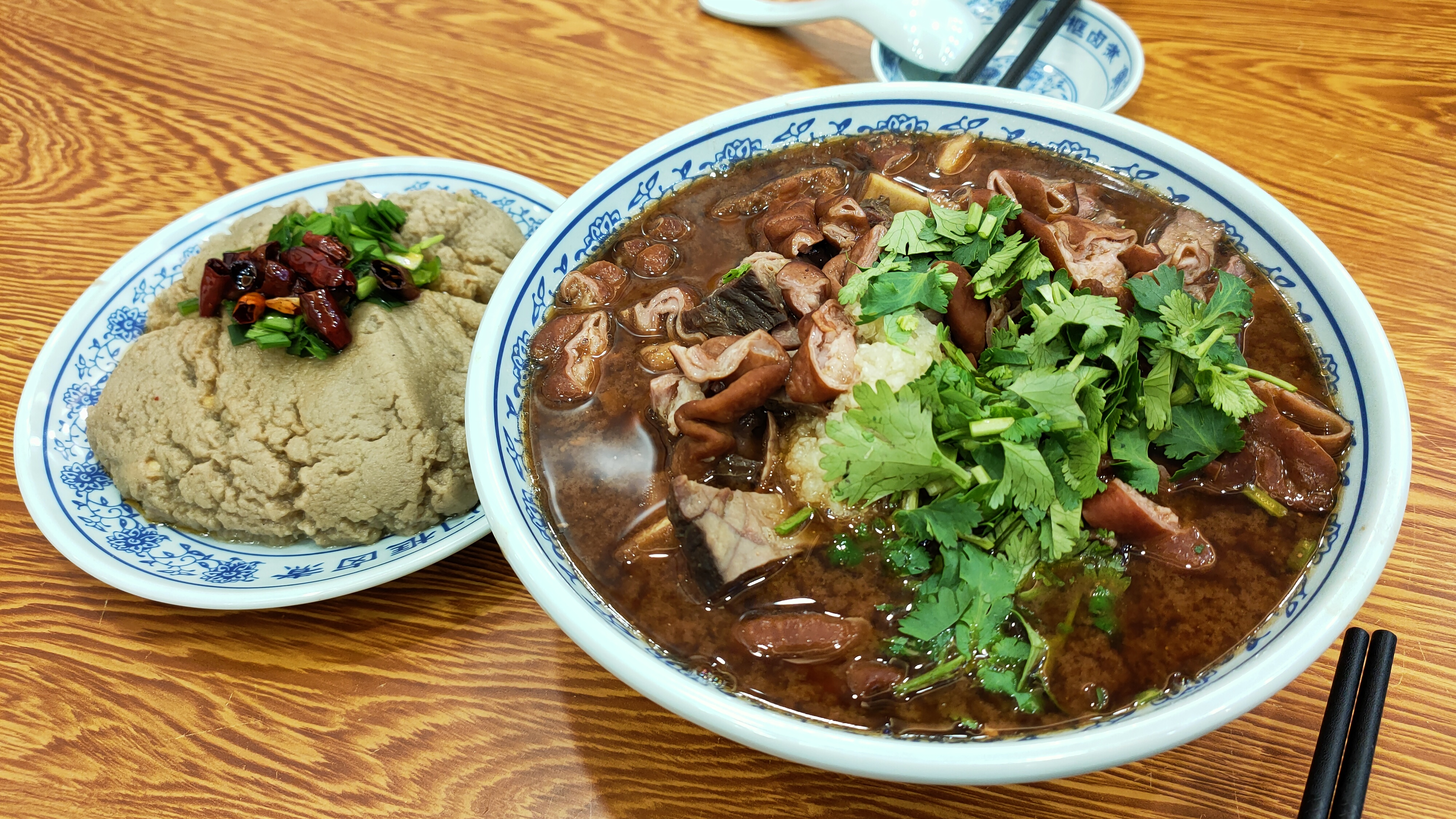 北京最火爆卤煮火烧,老北京卤煮火烧18元一大碗