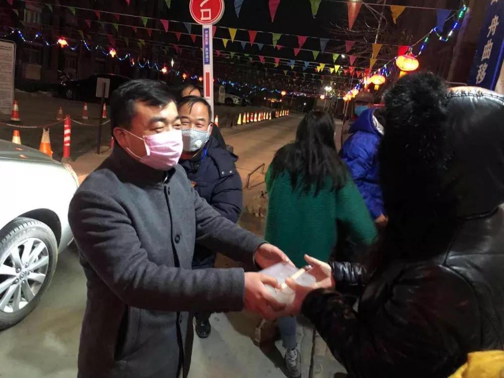 雪夜寒风送汤圆疫情防控暖人心,疫情期间千家万户送温暖