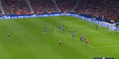 C罗疯狂表演：第94分钟单挑6人险绝杀！霸气手势回击满场嘘声