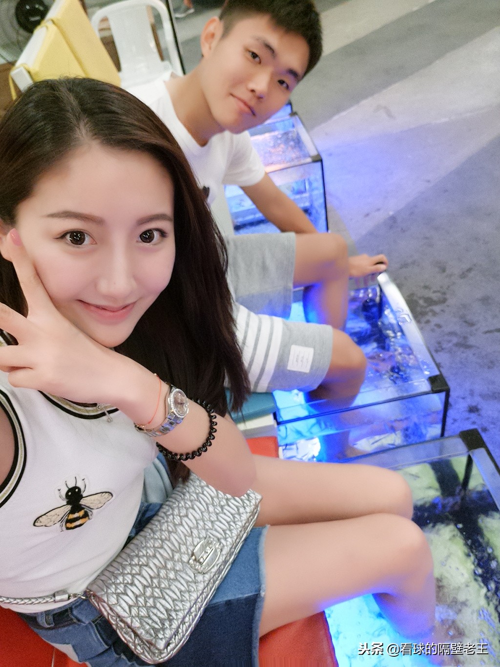 帮家乡队保级成功的功臣，老婆走T台大展好身材，他却抢镜秀恩爱