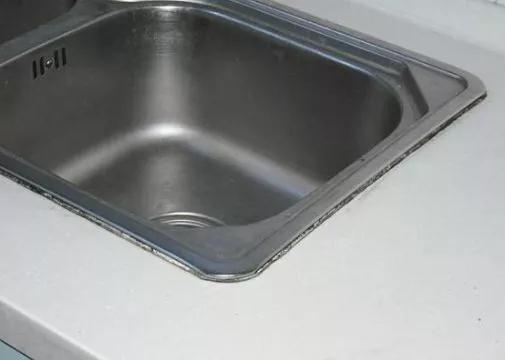 玻璃胶时间久了变黑变黄如何清理,厨房水槽玻璃胶发霉变黑怎么办