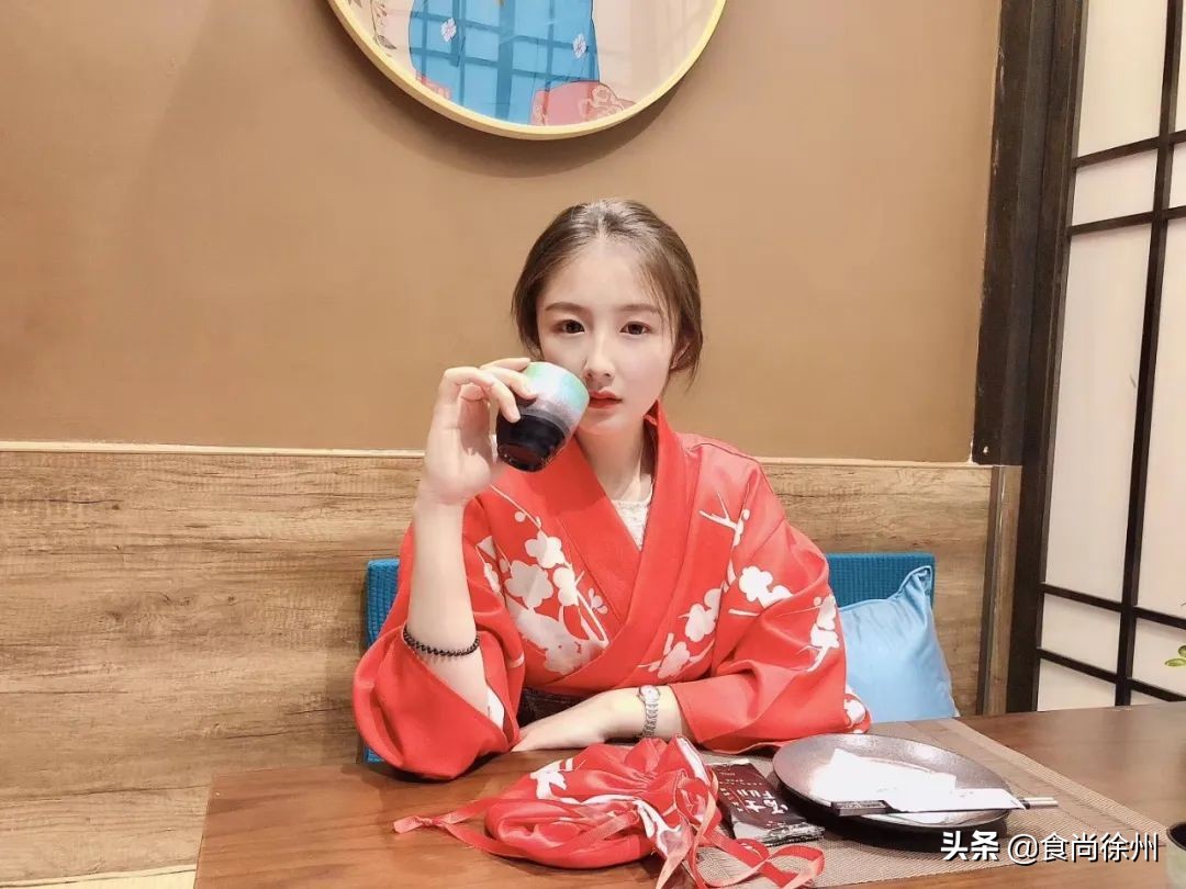 徐州张柏芝一秒到日本？其实正在吃日料，和服免费穿，过足cos瘾