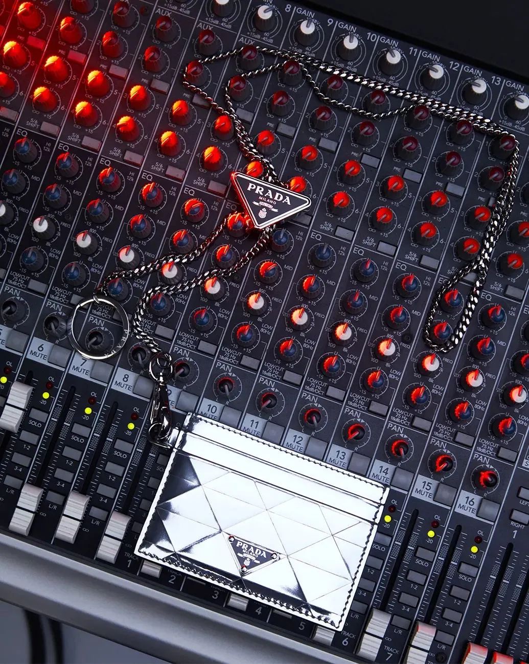 情侣送礼物不应该送什么,情侣之间送礼物不对等