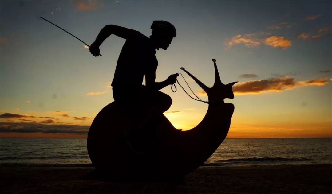 这个男人拍的漫画剪影，小孩看笑了，大人却哭了......