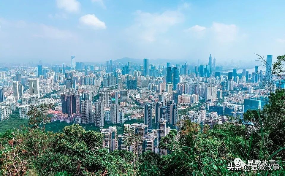 月薪4000的小镇青年背过万的包,月薪4000的小镇青年