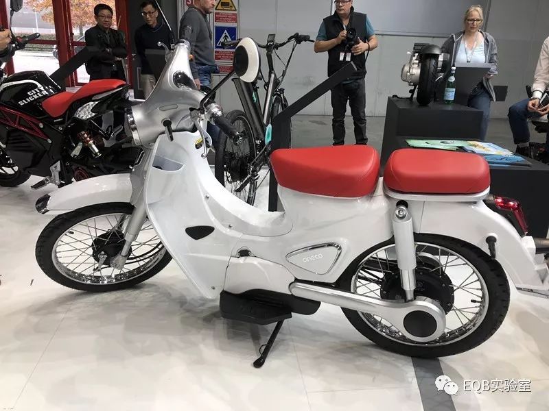 「米兰展独家」弯的电池？可当作充电宝的电池？外国人真会玩！