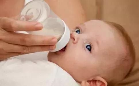 宝宝不吸奶瓶老是咬怎么办,宝宝不会吸奶瓶奶嘴怎么办