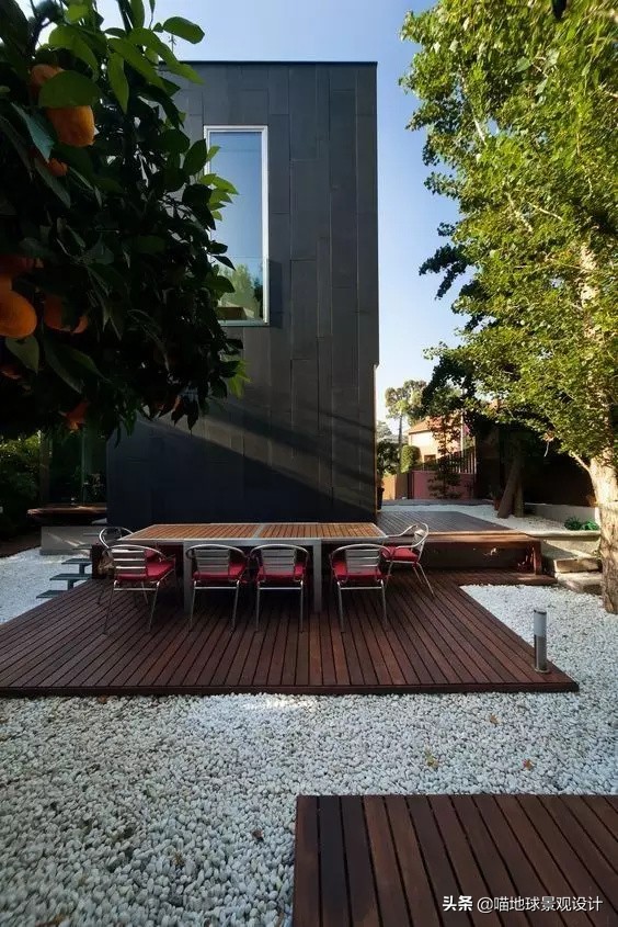 木铺装在私家庭院中的巧妙运用，是个学问