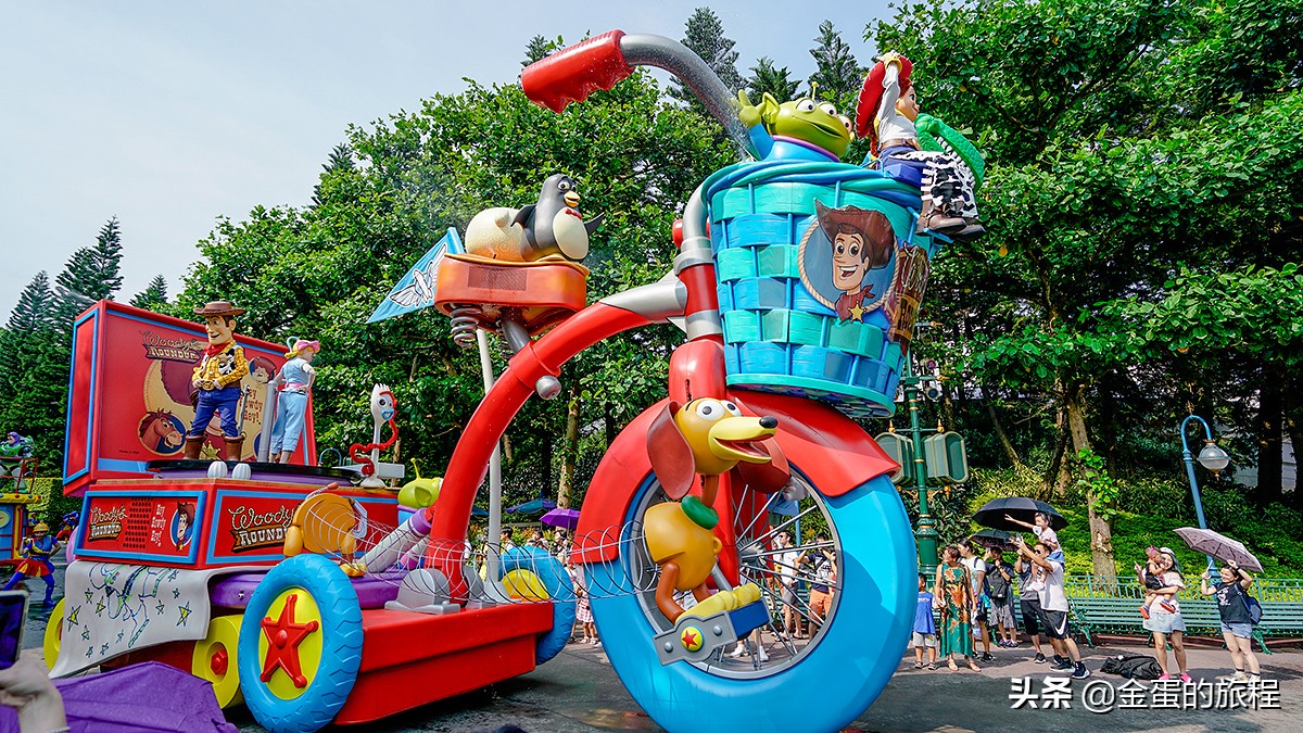 你应该能猜到，目前世界上最惨淡迪士尼乐园就是香港了，确实惨