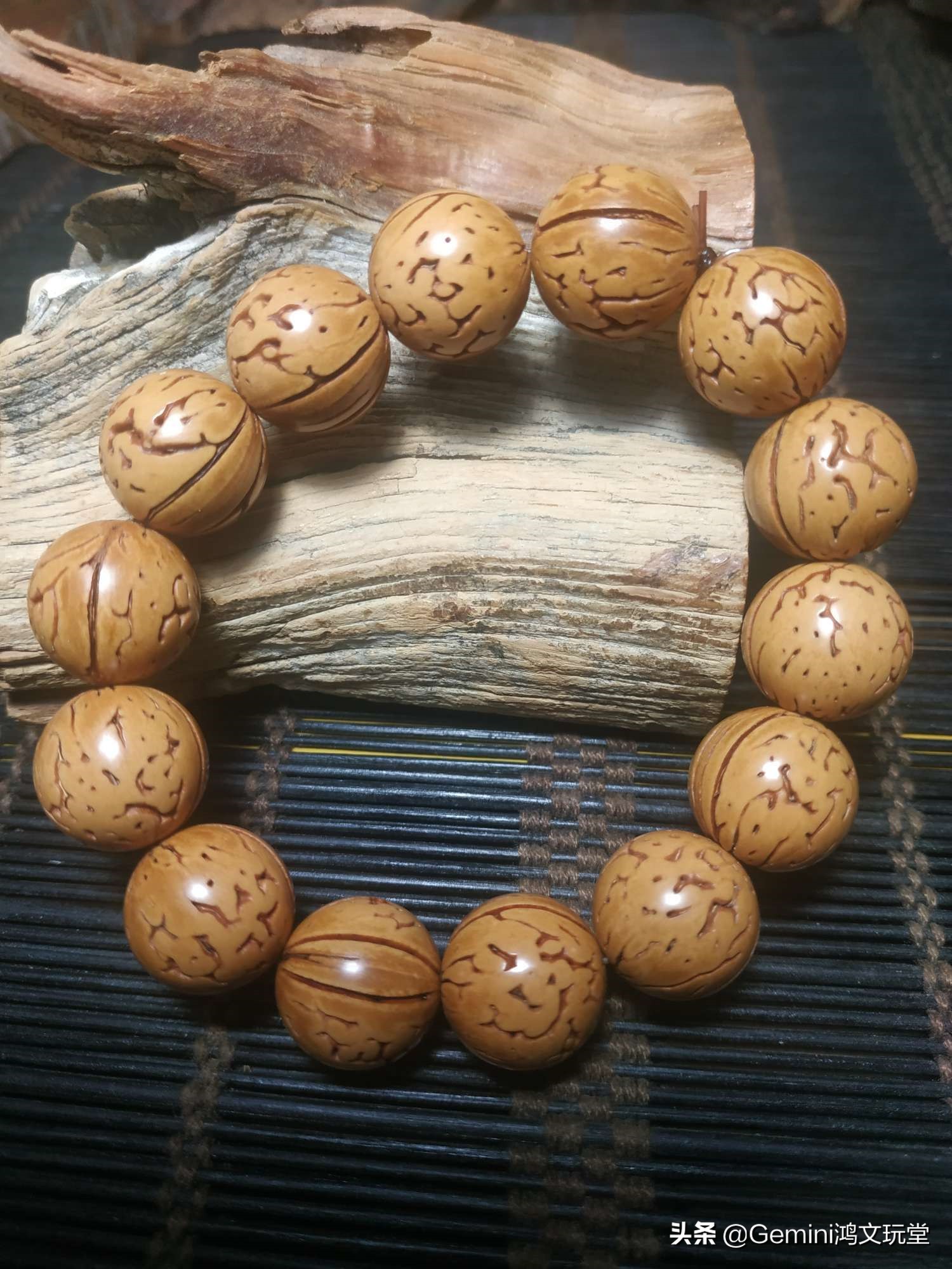 盘桃核戴手套好还是不戴手套好,戴手套和不戴手套盘桃核的区别