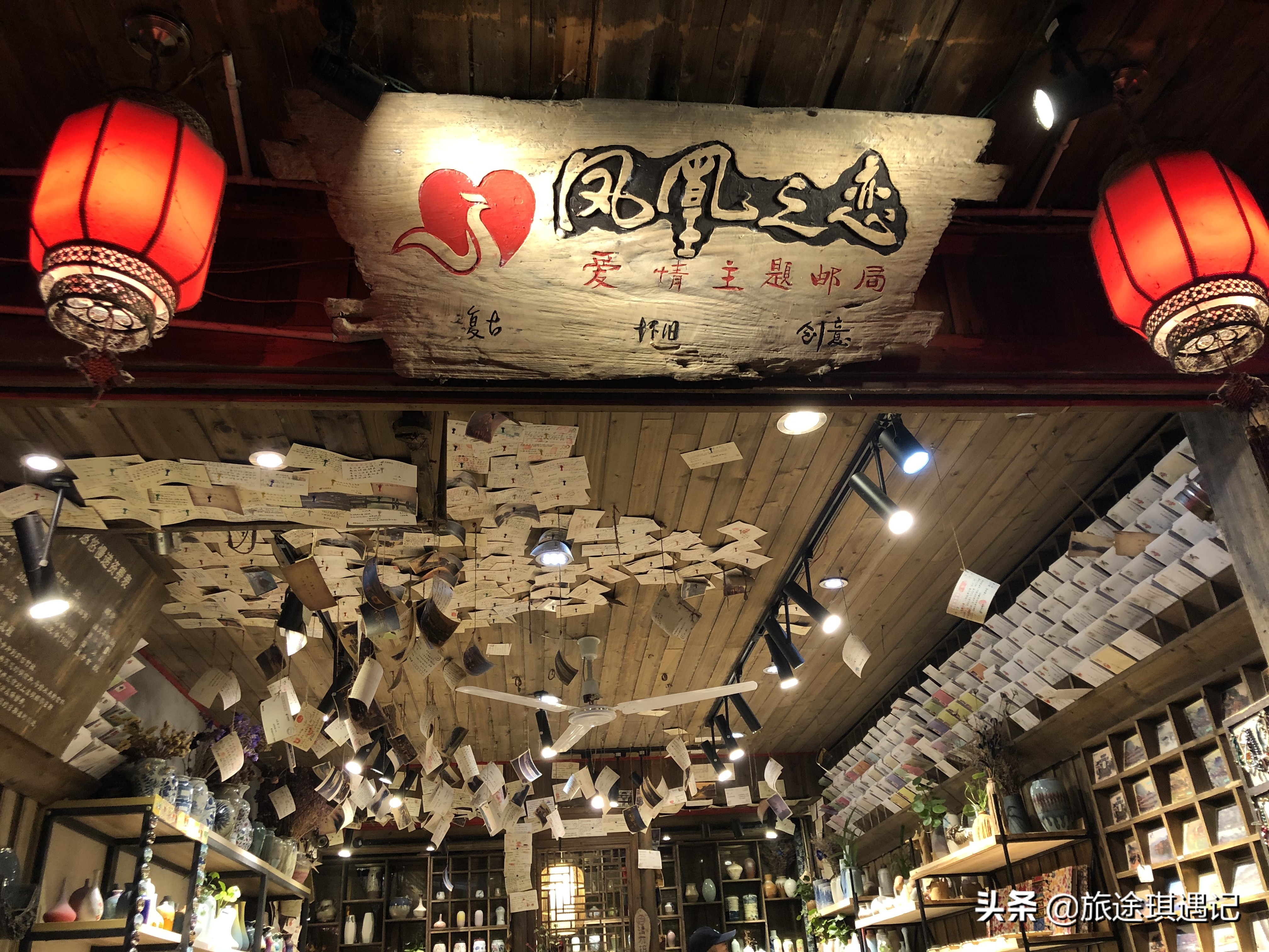 漫步在雨中的凤凰古城,凤凰镇古镇夜景