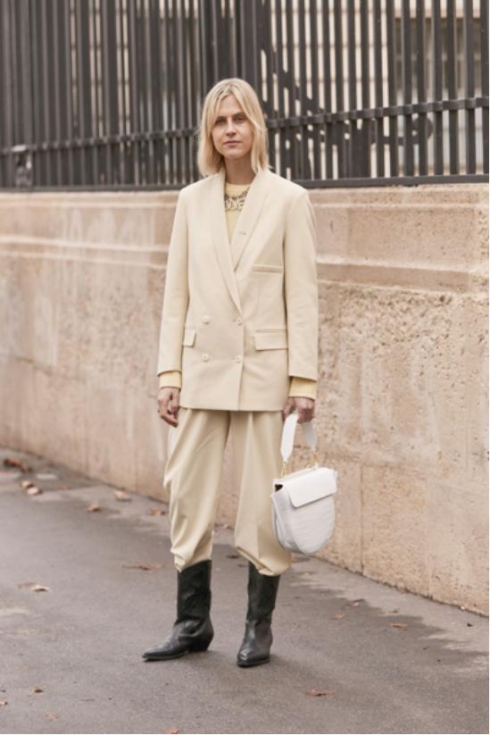 裤脚塞靴子好还是卷起来好,裤脚塞靴子