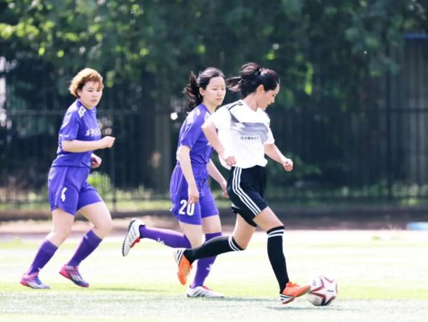 足球女神!高中结缘,她一进大学就成球队经理,如今已是女足队长