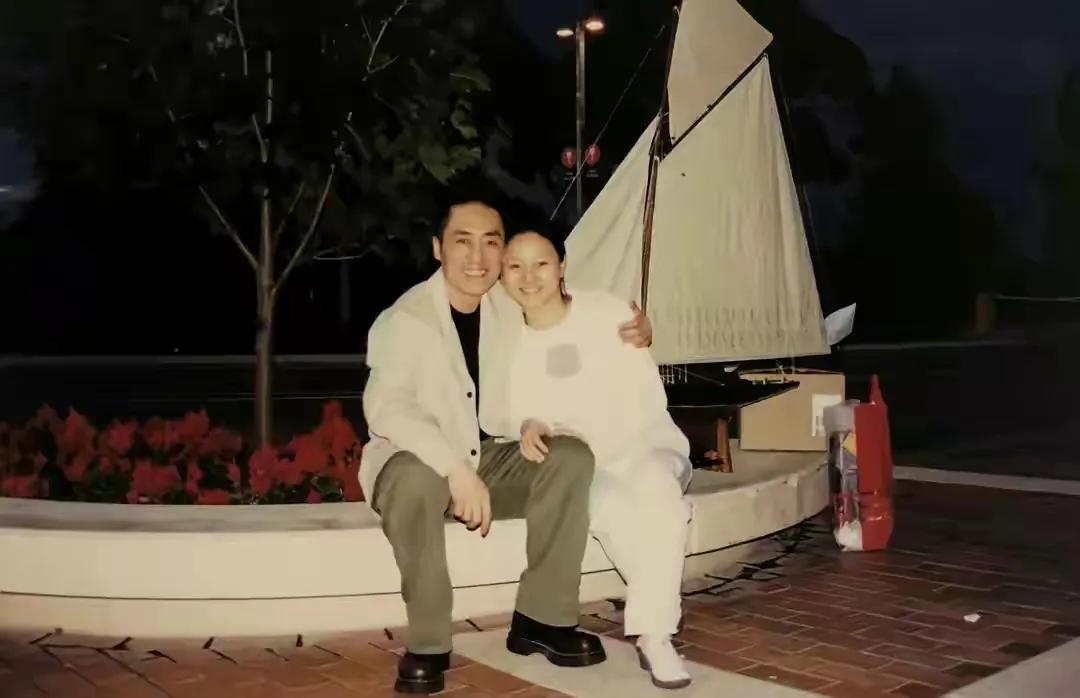 20岁放弃大学学业爱上张艺谋,为他生儿育女,陈婷逆袭的人生