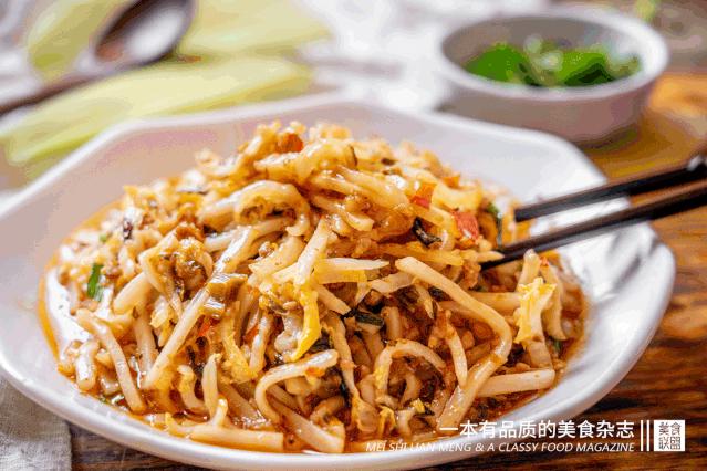 大叔自创鸡蛋饼从2元卖到10元,小伙摆摊卖了3年鸡蛋饼